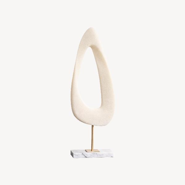 ESCULTURA POLYRESINA 53*8*18 CM. EFECTO PIEDRA BLANCA, BASE MARMOL BLANCO