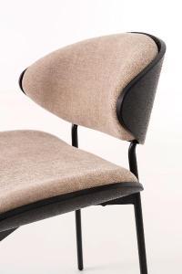 Chaise Lena, assise en tôle courbée noire et revêtement beige