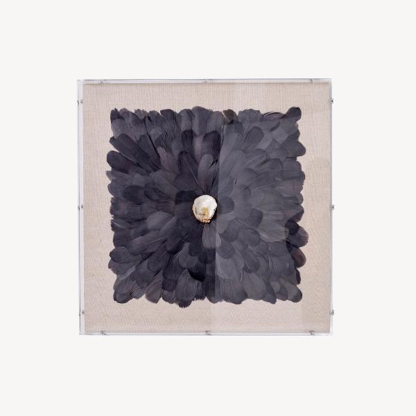 CUADRO VITRINA 60*60 CM, CAJA METRACRILATO, ESCULTURA PLUMAS NEGRAS CON PIEDRA CRISTAL