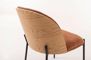 Chaise Ingrid, dossier en placage de chêne et revêtement en chaudière