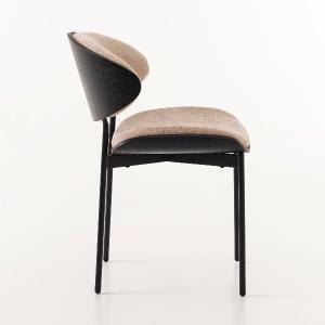 Chaise Lena, assise en tôle courbée noire et revêtement beige
