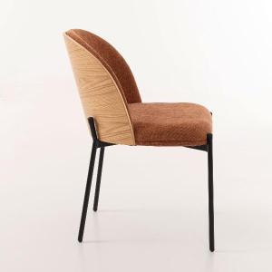 Chaise Ingrid, dossier en placage de chêne et revêtement en chaudière