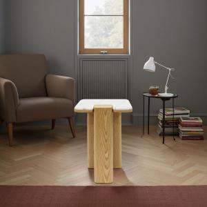 MESA AUXILIAR DELFOS. CHAPA MADERA ROBLE Y TAPA MARMOL BLANCO. 51*40*40 CM