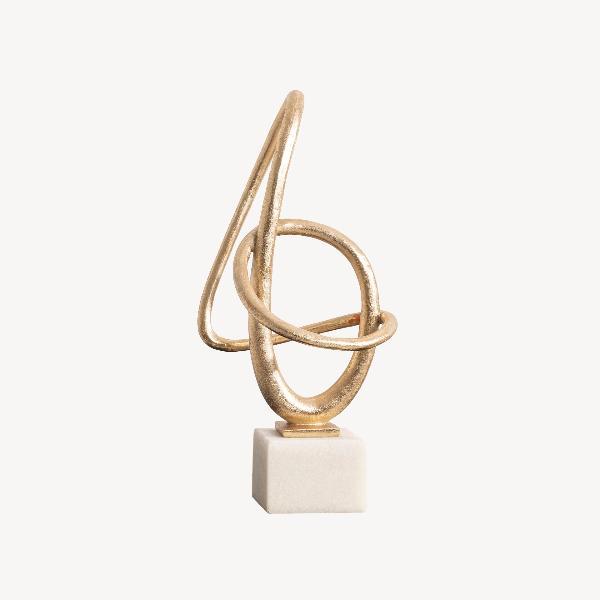 ESCULTURA POLYRESINA 49*22*22 CM. LACADO ORO, BASE MARMOL BLANCO
