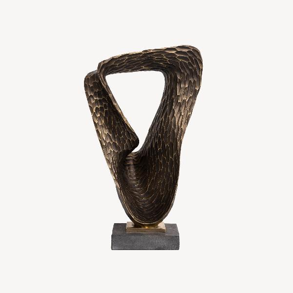 ESCULTURA POLYRESINA 50*30*20 CM, FIGURA  EFECTO BRONCE Y PIE EFECTO PIEDRA GRIS