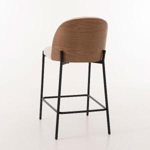 Taburete Ingrid, asiento chapa nogal curvado y tapizado beige