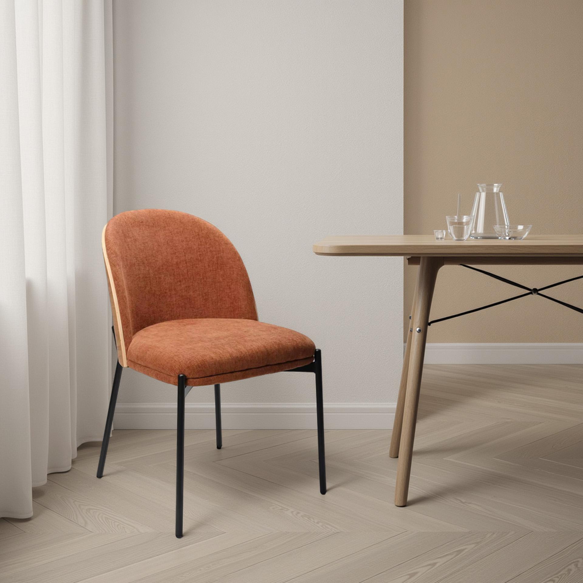 Chaise Ingrid, dossier en placage de chêne et revêtement en chaudière