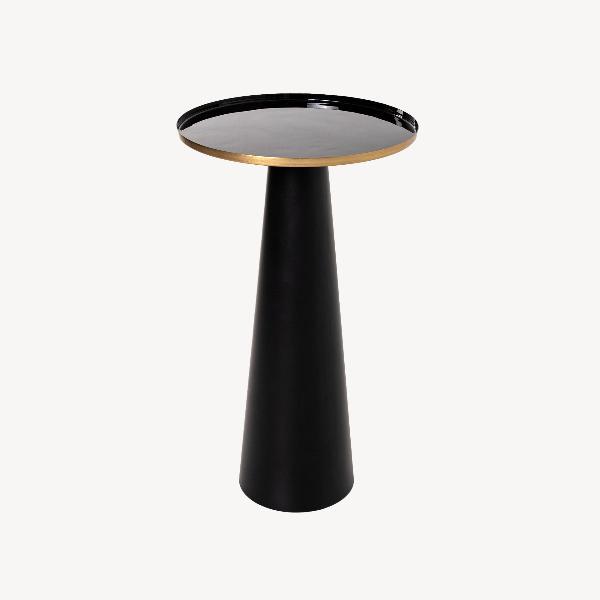 MESA AUXILIAR 71*40*40 CM. BASE METAL ESMALTADO NEGRO CON RIBETE DORADO EN TAPA