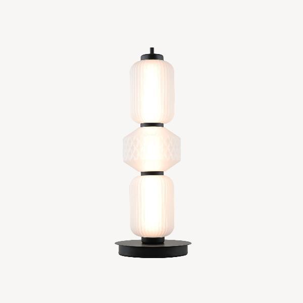 LÁMPARA SOBREMESA BOHEME 53*20 CM. CRISTAL TALLADO BLANCO MATE. BASE NEGRA
