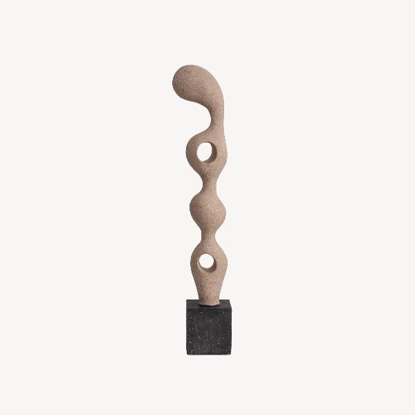 ESCULTURA POLYRESINA 51*8*12 CM. EFECTO PIEDRA TONO TIERRA Y BASE NEGRO