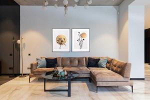 Lot de 2 tableaux avec cadres en bois 50*70 cm/unité.