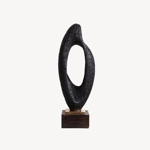 ESCULTURA POLYRESINA 50*12*18 CM. EFECTO MADERA CARBONIZADA, BASE NEGRA Y DORADA