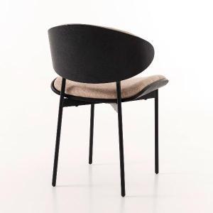 Chaise Lena, assise en tôle courbée noire et revêtement beige