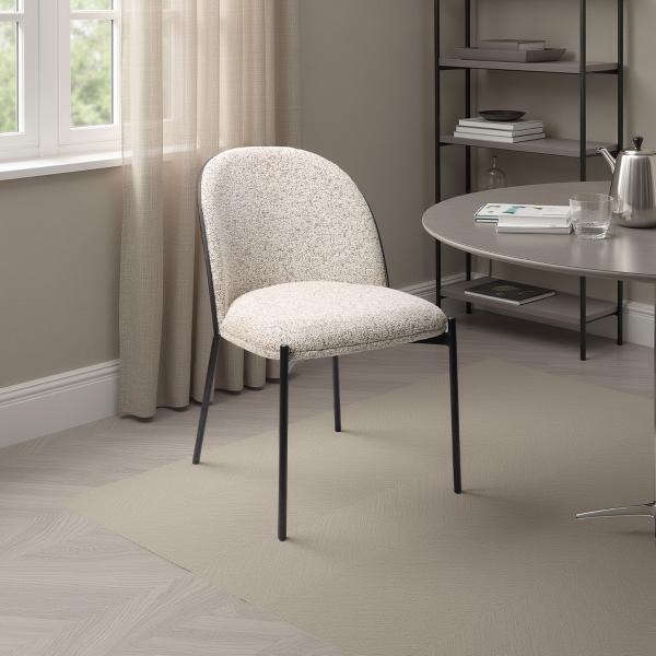 SILLA INGRID 80*51*59 CM, ASIENTO CHAPA NEGRA CURVADA, TAPIZADO BLANCO JASPEADO Y PATAS METALICAS EN NEGRO, TEJIDO IGNIFUGO Y AQUACLEAN