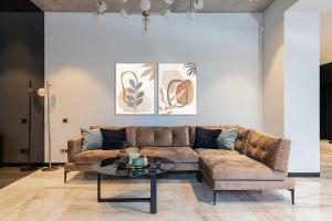 Set de 2 cuadros con marco de madera. 50*70 cm/ud.