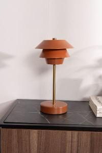 Lámpara portátil Poul coral con detalles en dorado. 31*17*17 cm