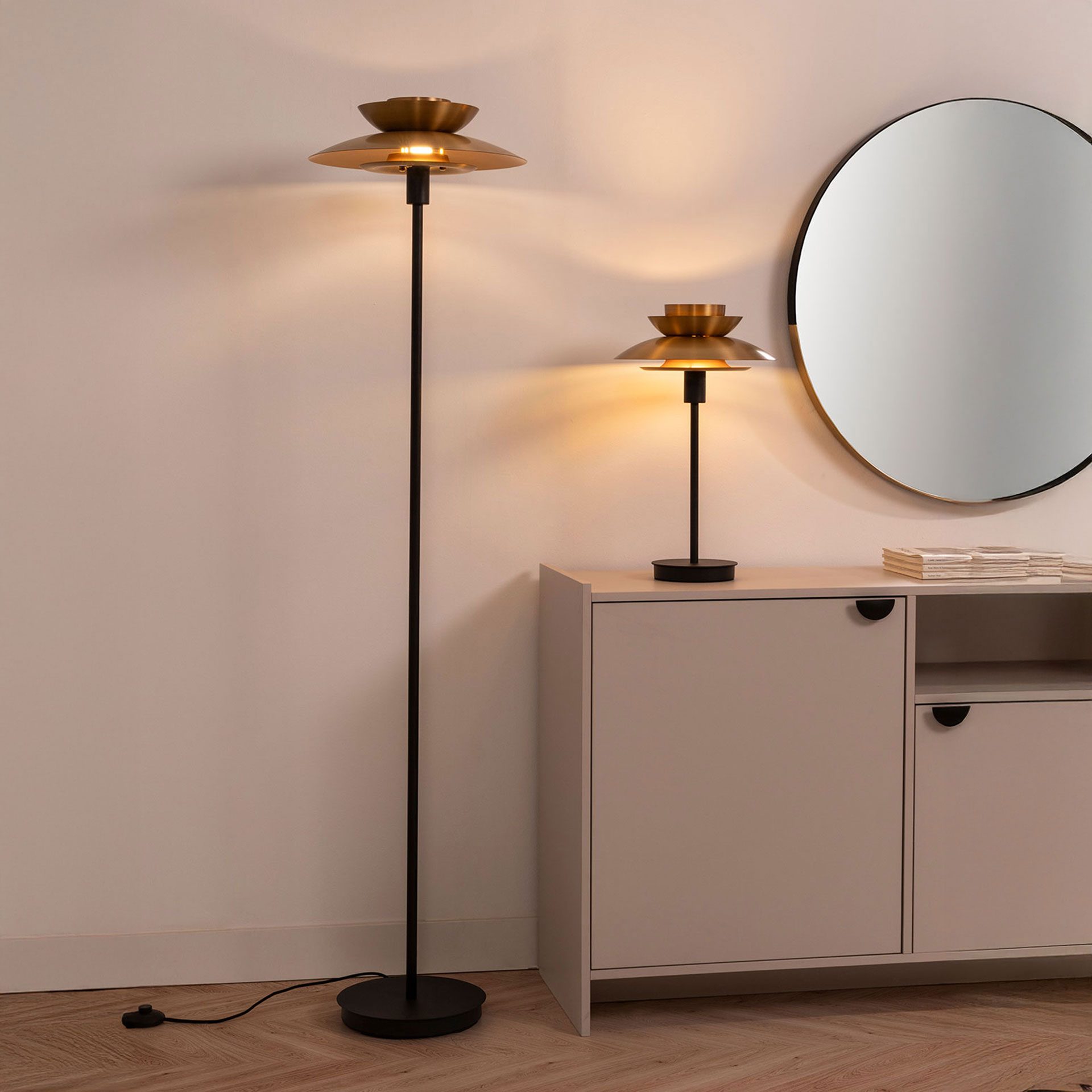 Lámpara de pie Dina. Oro con pata en negro. 163*38*38 cm
