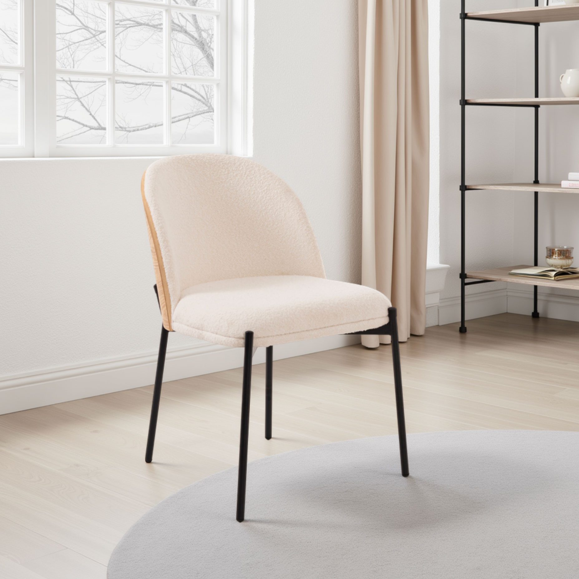 Silla Ingrid, asiento chapa roble curvado y tapizado boucle blanco. 80*51*59 cm