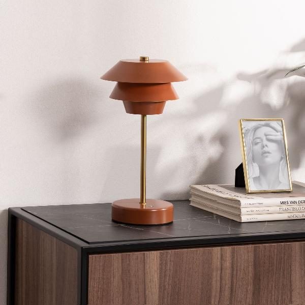 LÁMPARA PORTATIL POUL CORAL Y DORADO. 31*17 CM