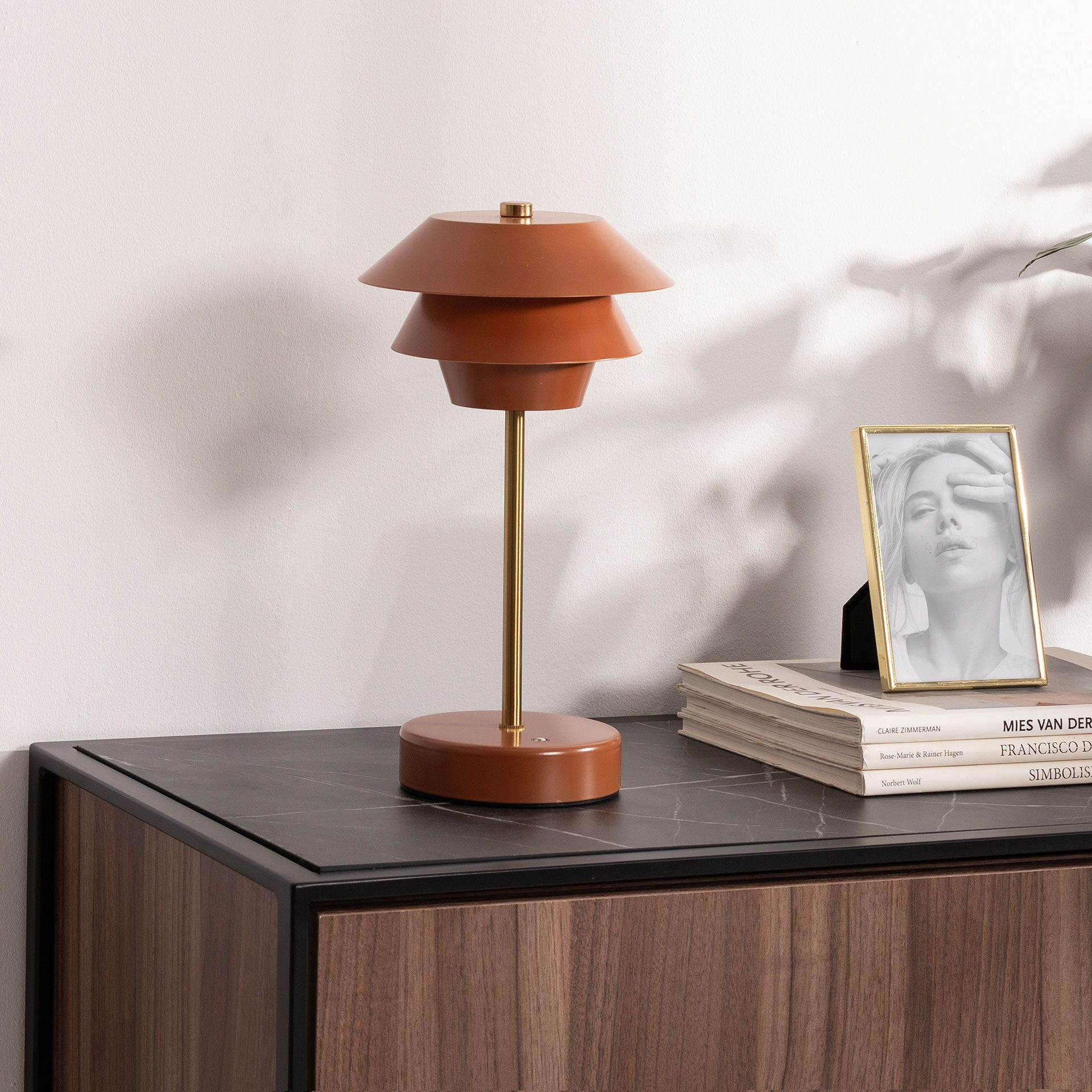 Lámpara portátil Poul coral con detalles en dorado. 31*17*17 cm