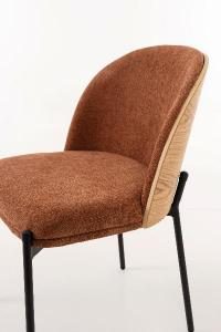 Silla Ingrid, respaldo chapa roble y tapizado caldera. 80*51*59 cm