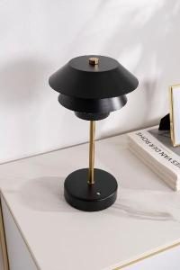 Lámpara portátil Poul negro con detalles en oro. 31*17*17 cm