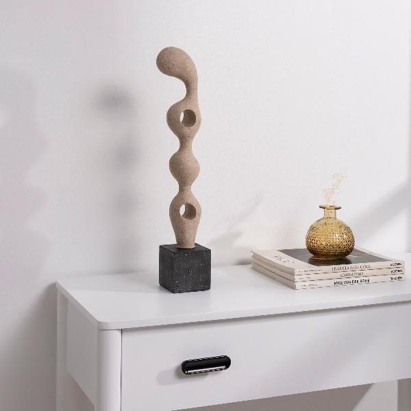 ESCULTURA POLYRESINA 51*8*12 CM. EFECTO PIEDRA TONO TIERRA Y BASE NEGRO