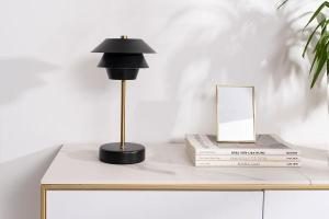 Lámpara portátil Poul negro con detalles en oro. 31*17*17 cm