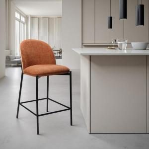 Taburete Ingrid, asiento chapa roble curvado y tapizado caldera