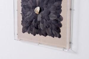 Cuadro vitrina con marco de metracrilato. 60*60 cm