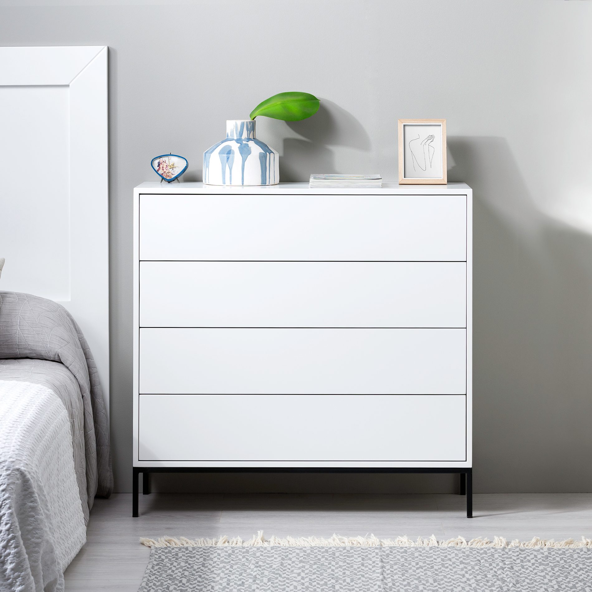 Comoda Push 4 c. lacado blanco base negra 100cm