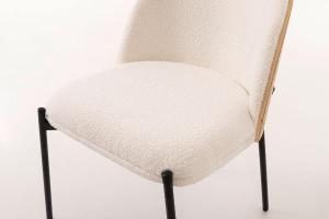 Silla Ingrid, asiento chapa roble curvado y tapizado boucle blanco. 80*51*59 cm