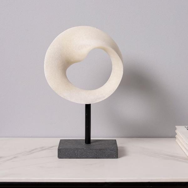 ESCULTURA POLYRESINA 32*20*9 CM. CIRCULO PIEDRA BLANCA, BASE NEGRA