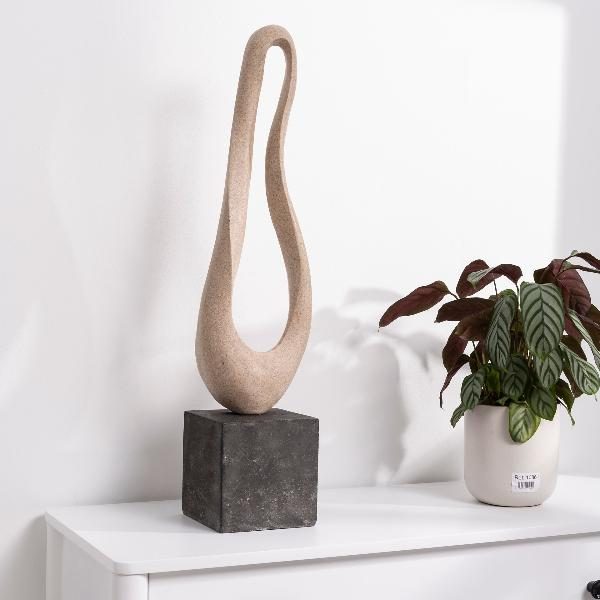 ESCULTURA POLYRESINA 70.5*15*16.5 CM. EFECTO PIEDRA TONO TIERRA Y BASE NEGRO