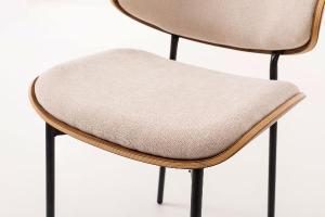 Silla Lena. Asiento chapa nogal curvado y tapizado beige. 75*50*55 cm