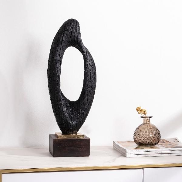 ESCULTURA POLYRESINA 50*12*18 CM. EFECTO MADERA CARBONIZADA, BASE NEGRA Y DORADA