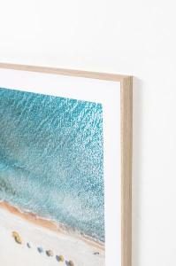 Set de 2 láminas impresas con marco de color roble. 50x70 cm/ud.