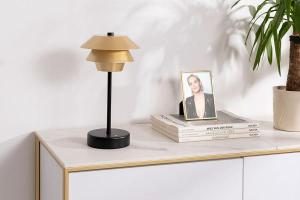 Lámpara portátil Poul oro con base negro. 31*17*17 cm