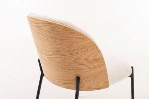 Silla Ingrid, asiento chapa roble curvado y tapizado boucle blanco. 80*51*59 cm