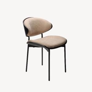 Silla Lena, asiento chapa curvada negra y tapizado beige. 75*50*55 cm