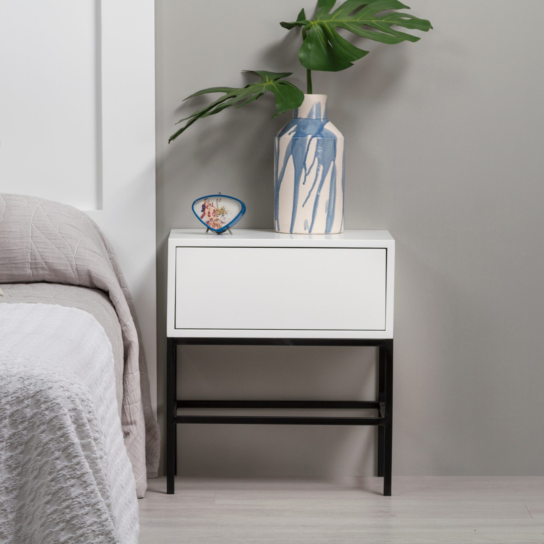 Mesita Push 1 cajon lacado blanco base negra 48 cm