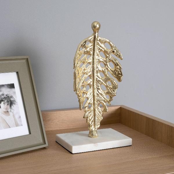 ESCULTURA METAL DORADO CON BASE MARMOL BLANCO 15*25*10CM