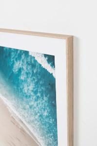 Set de 2 láminas impresas con marco de color roble. 50x70 cm/ud.