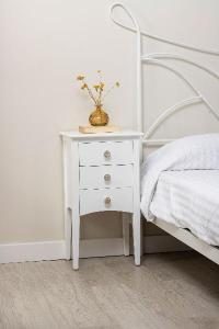 Mesita Oslo lacada blanco 72*40*32 cm