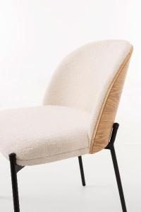 Silla Ingrid, asiento chapa roble curvado y tapizado boucle blanco. 80*51*59 cm