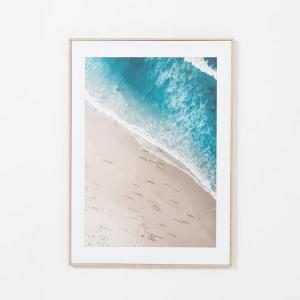 Set de 2 láminas impresas con marco de color roble. 50x70 cm/ud.