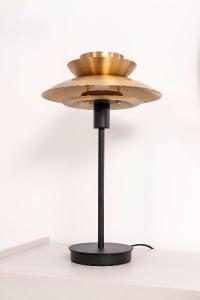 Lámpara Dina oro con base color negro. 51*31*31 cm