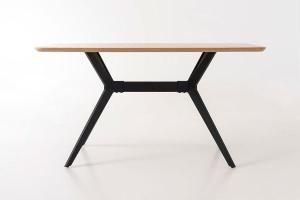 Mesa de chapa roble y pata de metal negro