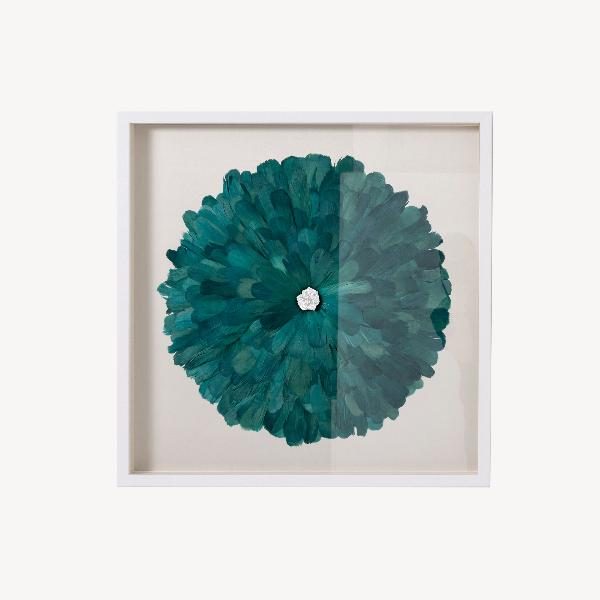 CUADRO VITRINA 80*80 CM, MARCO BLANCO CON PLUMAS AQUA Y PIEDRA CRISTAL