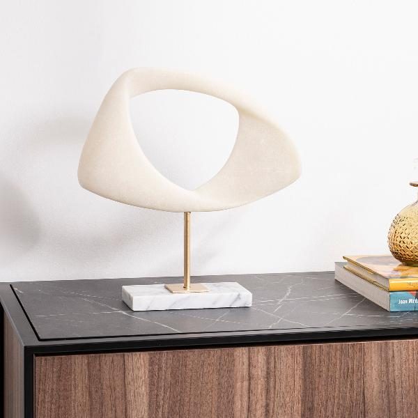 ESCULTURA POLYRESINA 33*8*31 CM. EFECTO PIEDRA BLANCA, BASE MARMOL BLANCO